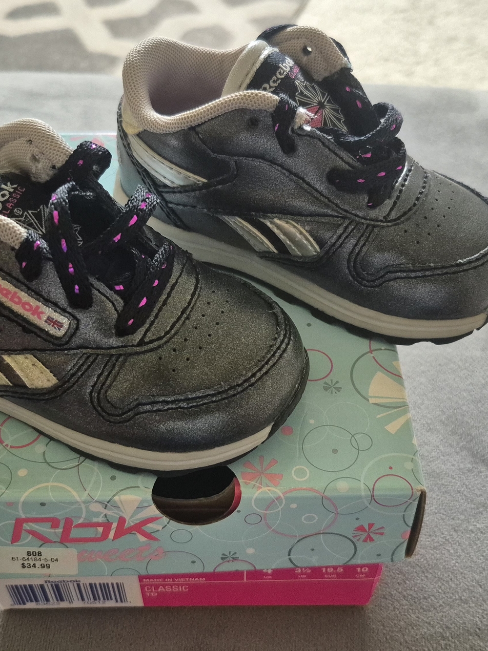 Girls toddler Reebok Classic sneaker toddler size 4